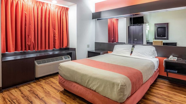 1 Queen Bed | Smoking