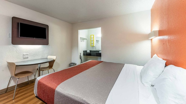 1 King Bed | Mobil Access Tub Nsmk Micfridg