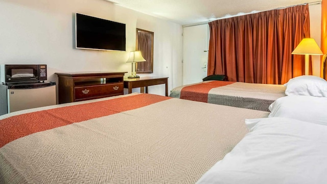 2 Queen Beds | Smoking, Micfridge