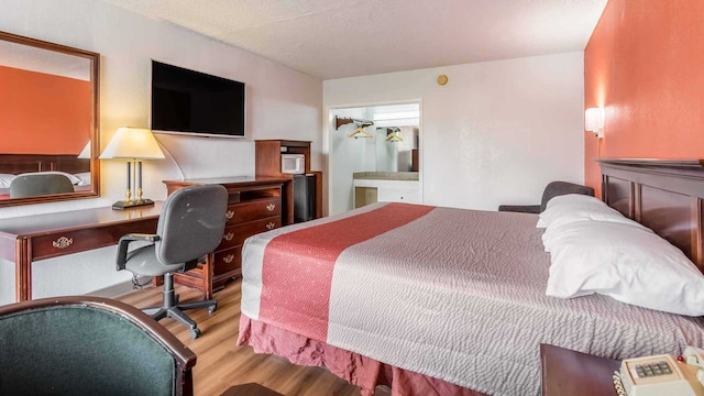 1 King Bed | Mobil Access Tub Nsmk Micfridg