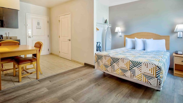 1 Queen Bed | ADA/RI Shower/Nsmk/Kitchen