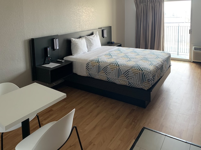 1 Queen Bed | Mobil Access Tub Nsmk Kitchen 