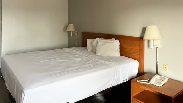 1 King Bed | Mobility Acc Tub Smk Micfridge