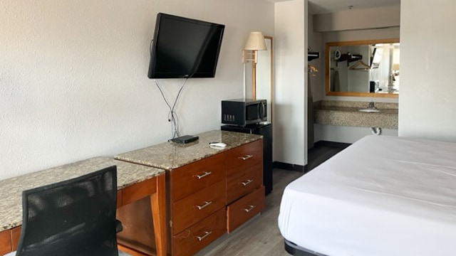 1 King Bed | Smoking, Micfridge