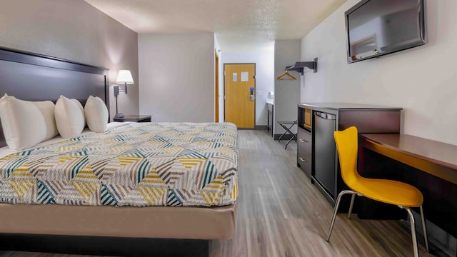 1 King Bed | Non-Smoking, Micfridge