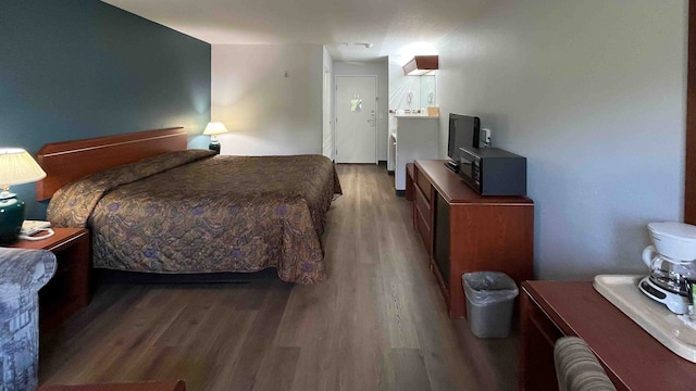 1 King Bed | Mob Acc RI Shwr Nsmk Micfridg