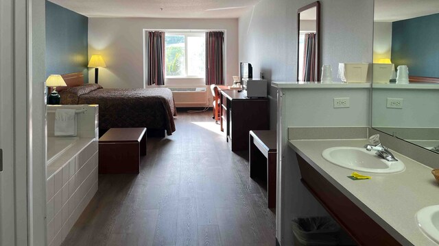 1 King Bed | Non-Smoking, Hot Tub, Micfridge 