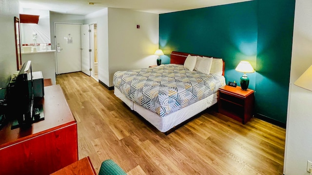 1 King Bed | Mob Acc RI Shwr Nsmk Micfridg