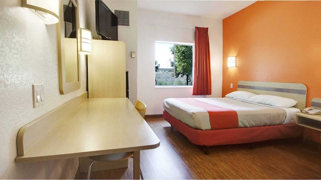 1 Queen Bed | Micfridge