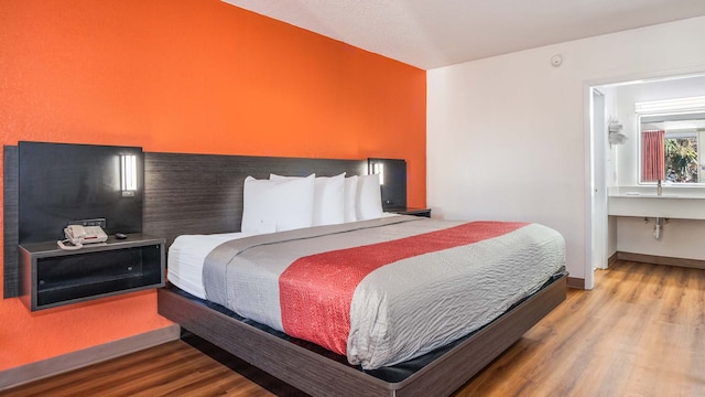 1 King Bed | Mobil Access Tub Nsmk Micfridg