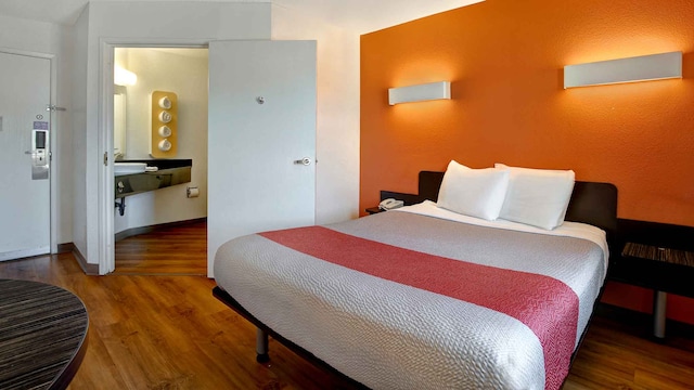 1 Queen Bed | ADA/RI Shower