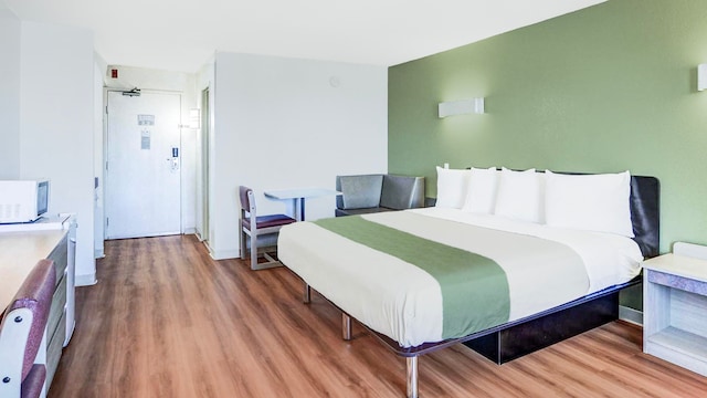 1 King Bed | Non-Smoking, Micfridge