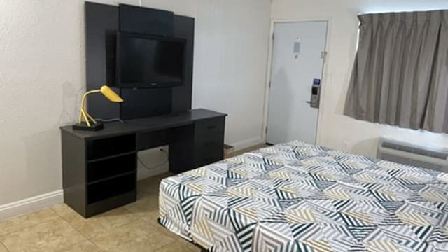 1 King Bed | Non-Smoking, Micfridge