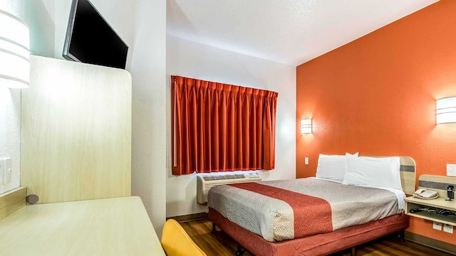 1 Queen Bed | Smoking