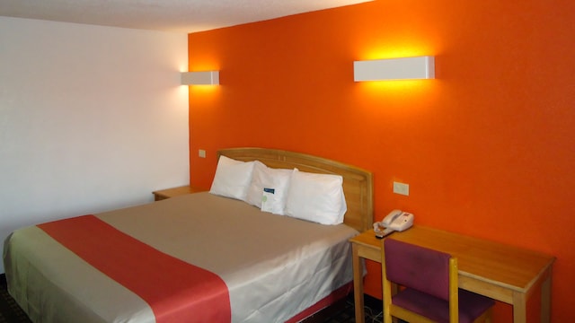 1 King Bed | Non-Smoking