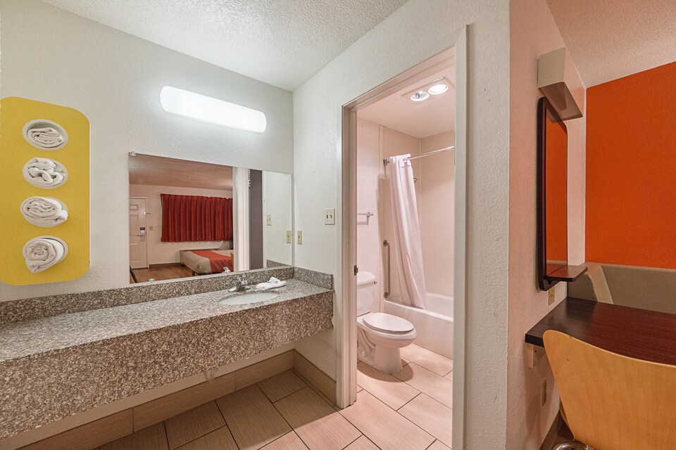 Motel 6 San Antonio, TX - Fiesta Trails, C78230, San-Antonio
