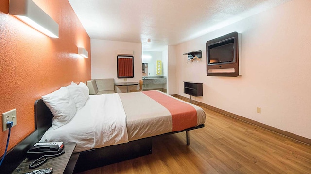 1 King Bed | Mobil Access Tub Nsmk Micfridg