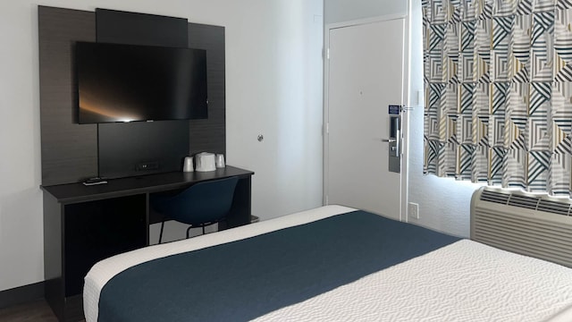 1 Queen Bed | Micfridge