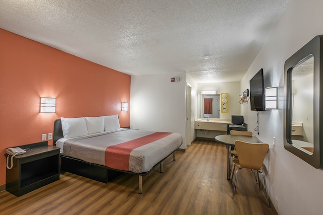 1 KING BED | MOBILITY ACCESSIBLE RI SHWR