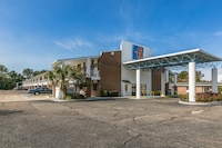 Motel 6 Dothan, AL