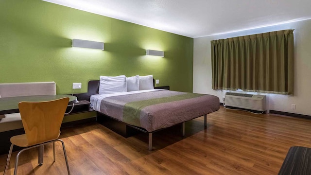 1 KING BED | SMOKING