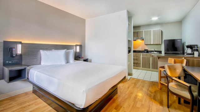 1 QUEEN BED | MICFRIDGE - SMOKING