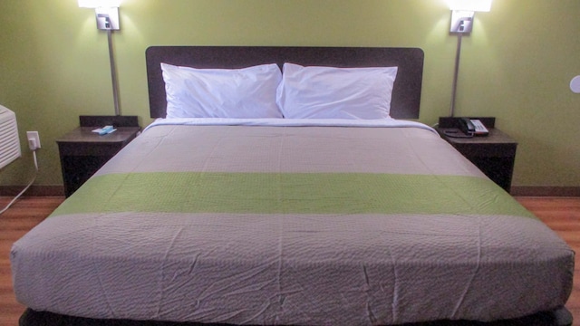 1 KING BED | NON-SMOKING, MICFRIDGE