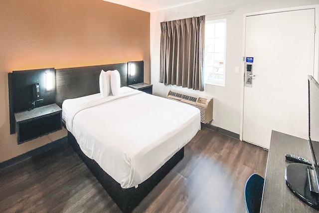 1 Queen Bed | ADA/Tub/Mini Fridge