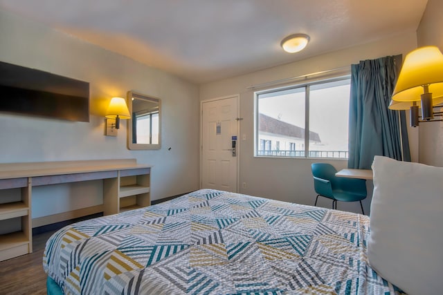 1 King Bed | Micfridge