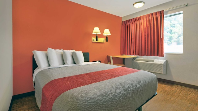 1 Queen Bed | Smoking, Micfridge