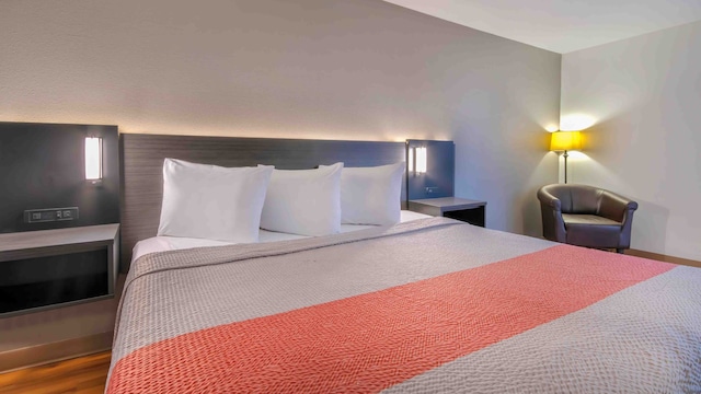 1 King Bed | Non-Smoking