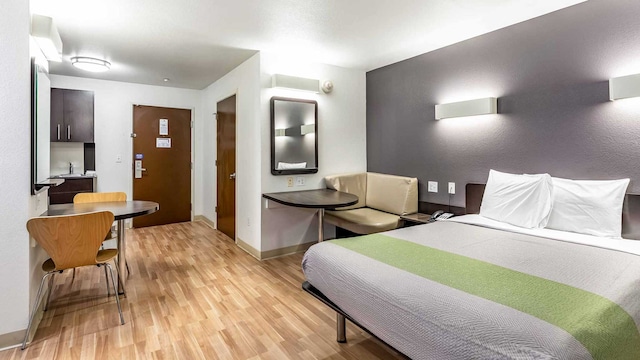 1 Queen Bed | Non-Smoking, Kitchen