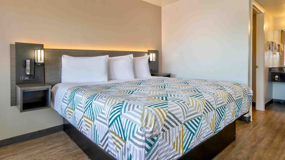 Motel 6 Albuquerque, NM - Carlisle, C87107, Albuquerque NM