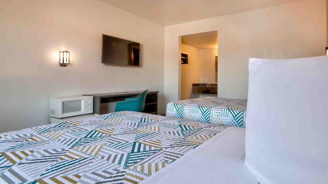 2 Full Beds | Micfridge