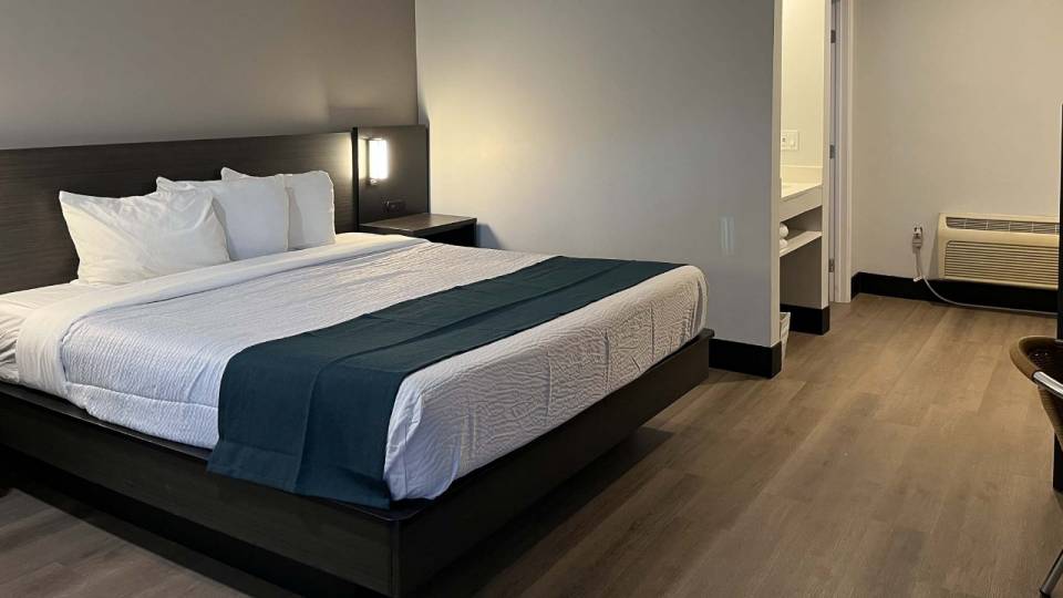 1 King Bed | Mob Acc RI Shwr Nsmk Micfridg