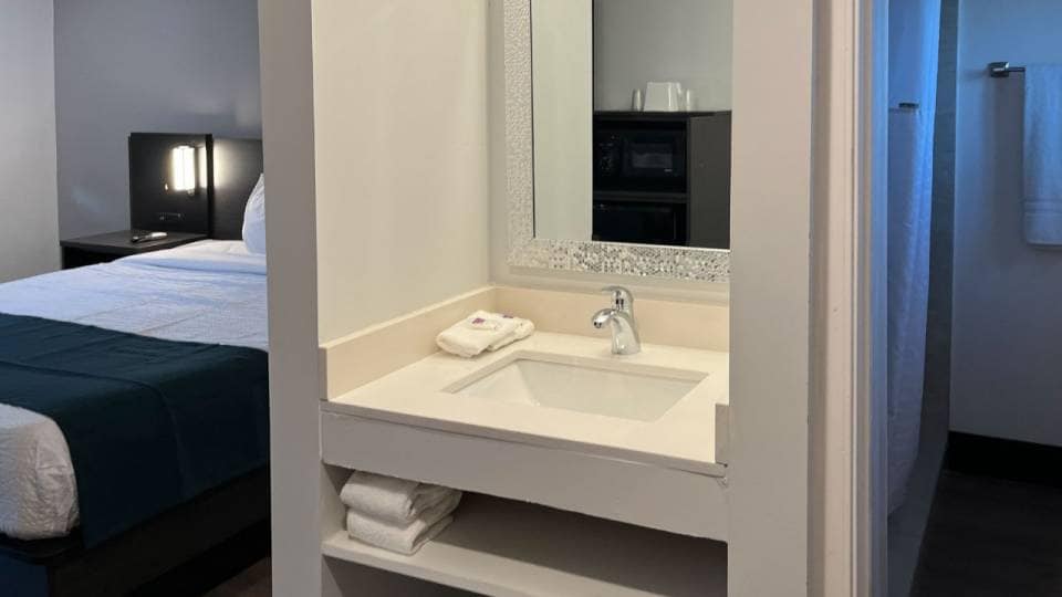 1 King Bed | Non-Smoking, Micfridge