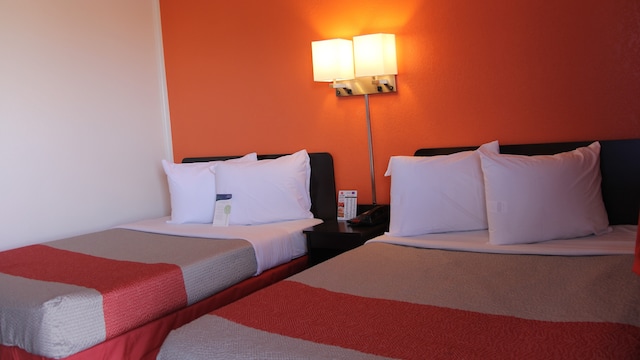 2 FULL BEDS | NON-SMOKING, KITCHEN