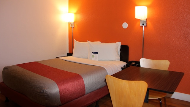 1 QUEEN BED | NON-SMOKING