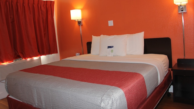 1 KING BED | NON-SMOKING