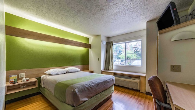 1 QUEEN BED | MOBILITY ACCESS RI SHWR NSMK