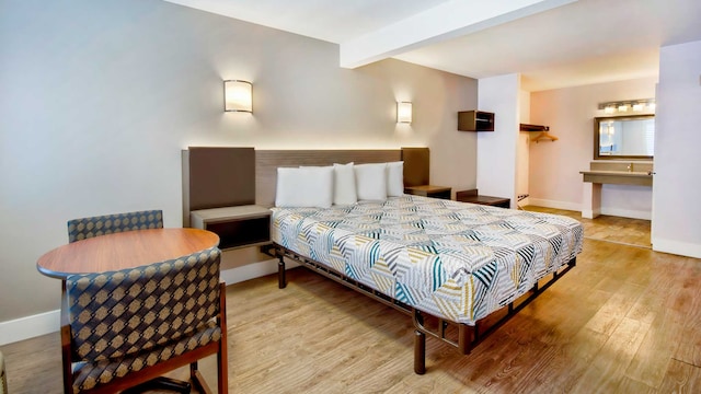 1 Queen Bed | Mobil Acces Tub Nsmk Minifridg