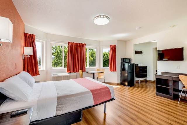 1 Queen Bed | Micfridge