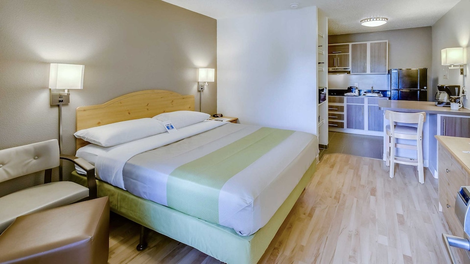 Studio 6 Houston, TX - Hobby South, C77034, Houston