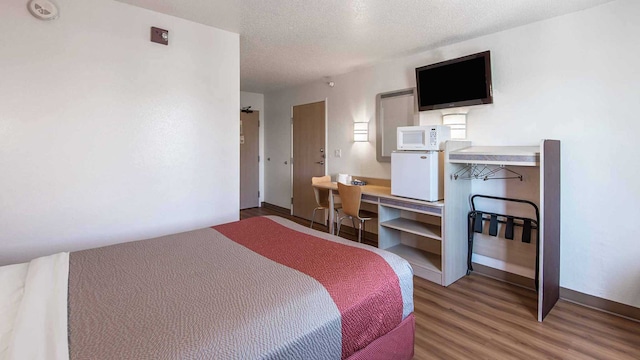 1 Queen Bed | Mobil Access Tub Nsmk Micfridg