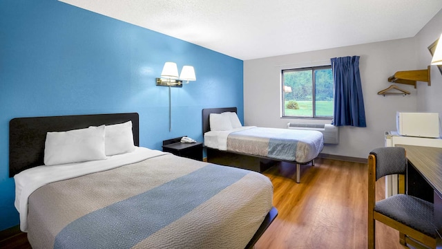 2 FULL BEDS | SMOKING, MICFRIDGE