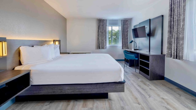 1 Queen Bed | Mobility Accessible Tub Nsmk