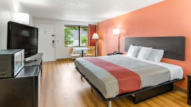 1 King Bed | Non-Smoking, Micfridge