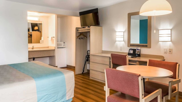 1 King Bed | Non-Smoking