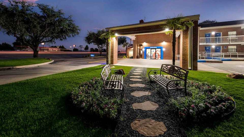 Motel 6 Plano, TX - Plano Northeast, Plano, Plano