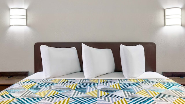 1 King Bed | Smoking